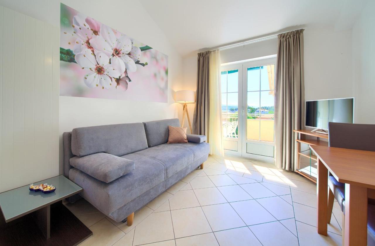 Apartments Adria Danka Кърк Екстериор снимка