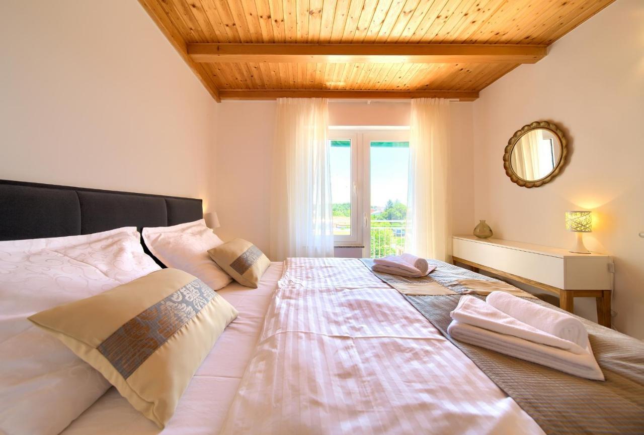 Apartments Adria Danka Кърк Екстериор снимка