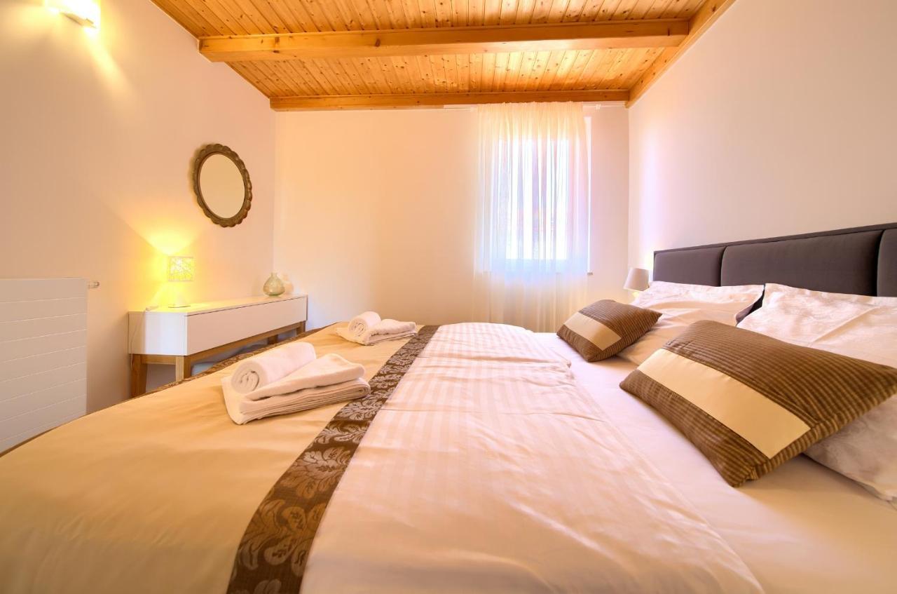 Apartments Adria Danka Кърк Екстериор снимка