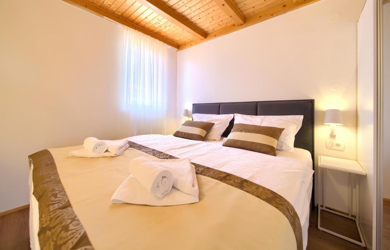 Apartments Adria Danka Кърк Екстериор снимка