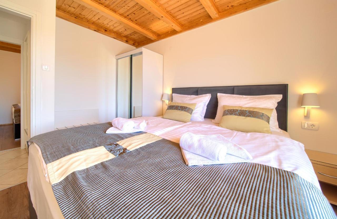 Apartments Adria Danka Кърк Екстериор снимка